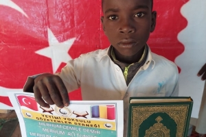 Afrika cad bölgesinde erkek medresimizde talebelerimize kur'an-ı Kerim dağıtımında bulundu