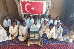 Afrika cad bölgesinde erkek medresimizde talebelerimize kur'an-ı Kerim dağıtımında bulundu