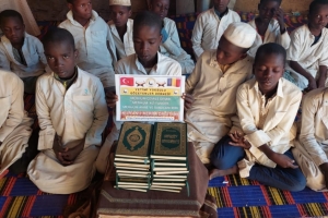 Afrika cad bölgesinde erkek medresimizde talebelerimize kur'an-ı Kerim dağıtımında bulundu