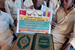 Afrika cad bölgesinde erkek medresimizde talebelerimize kur'an-ı Kerim dağıtımında bulundu