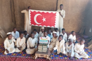 Afrika cad bölgesinde erkek medresimizde talebelerimize kur'an-ı Kerim dağıtımında bulundu