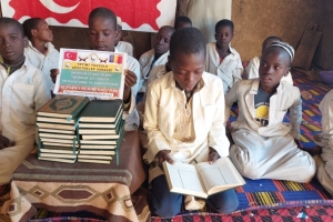 Afrika cad bölgesinde erkek medresimizde talebelerimize kur'an-ı Kerim dağıtımında bulundu