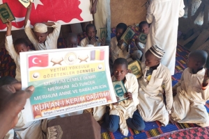 Afrika cad bölgesinde erkek medresimizde talebelerimize kur'an-ı Kerim dağıtımında bulundu