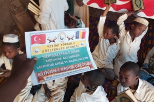 Afrika cad bölgesinde erkek medresimizde talebelerimize kur'an-ı Kerim dağıtımında bulundu