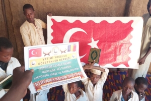 Afrika cad bölgesinde erkek medresimizde talebelerimize kur'an-ı Kerim dağıtımında bulundu