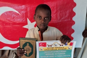 Afrika cad bölgesinde erkek medresimizde talebelerimize kur'an-ı Kerim dağıtımında bulundu