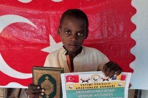 Afrika cad bölgesinde erkek medresimizde talebelerimize kur'an-ı Kerim dağıtımında bulundu