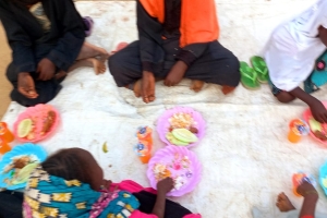 Yemek dağıtımlarımız devam ediyor Afrika Çad bolgesinde merhume Zühre açılan adına ekmek dağıtımında bulunduk 