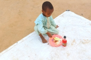 Yemek dağıtımlarımız devam ediyor Afrika Çad bolgesinde merhume Zühre açılan adına ekmek dağıtımında bulunduk 