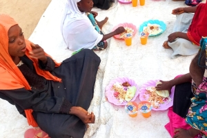 Yemek dağıtımlarımız devam ediyor Afrika Çad bolgesinde merhume Zühre açılan adına ekmek dağıtımında bulunduk 