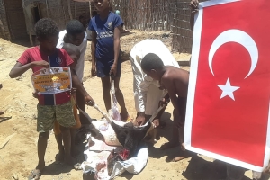 Afrika Madagaskar bölgesinde sağlık ve şükür için kurban kesimi yapılıp yoksul ailelere dagitildi