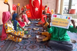 Yemek Dağıtımlarımız devam ediyor bugün Afrika Çad bölgesinde yetim ve yoksul çocuklara yemek dağıtımında bulunduk 