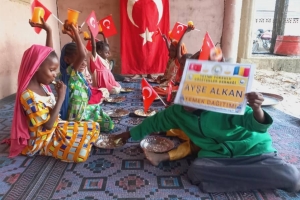 Yemek Dağıtımlarımız devam ediyor bugün Afrika Çad bölgesinde yetim ve yoksul çocuklara yemek dağıtımında bulunduk 