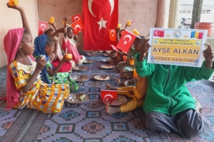 Yemek Dağıtımlarımız devam ediyor bugün Afrika Çad bölgesinde yetim ve yoksul çocuklara yemek dağıtımında bulunduk 