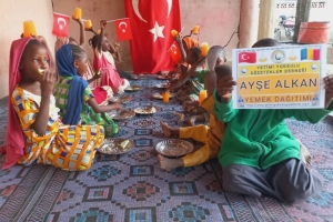Yemek Dağıtımlarımız devam ediyor bugün Afrika Çad bölgesinde yetim ve yoksul çocuklara yemek dağıtımında bulunduk 