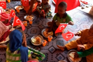 Yemek Dağıtımlarımız devam ediyor bugün Afrika Çad bölgesinde yetim ve yoksul çocuklara yemek dağıtımında bulunduk 