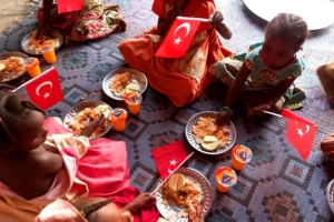 Yemek Dağıtımlarımız devam ediyor bugün Afrika Çad bölgesinde yetim ve yoksul çocuklara yemek dağıtımında bulunduk 