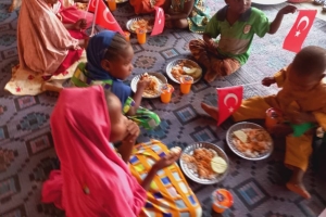 Yemek Dağıtımlarımız devam ediyor bugün Afrika Çad bölgesinde yetim ve yoksul çocuklara yemek dağıtımında bulunduk 