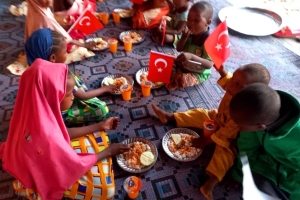 Yemek Dağıtımlarımız devam ediyor bugün Afrika Çad bölgesinde yetim ve yoksul çocuklara yemek dağıtımında bulunduk 