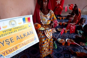 Yemek Dağıtımlarımız devam ediyor bugün Afrika Çad bölgesinde yetim ve yoksul çocuklara yemek dağıtımında bulunduk 