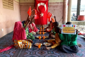 Yemek Dağıtımlarımız devam ediyor bugün Afrika Çad bölgesinde yetim ve yoksul çocuklara yemek dağıtımında bulunduk 