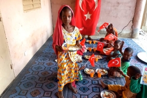 Yemek Dağıtımlarımız devam ediyor bugün Afrika Çad bölgesinde yetim ve yoksul çocuklara yemek dağıtımında bulunduk 