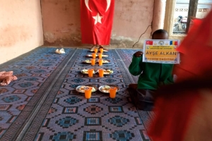 Yemek Dağıtımlarımız devam ediyor bugün Afrika Çad bölgesinde yetim ve yoksul çocuklara yemek dağıtımında bulunduk 