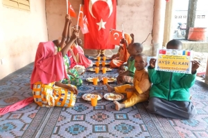 Yemek Dağıtımlarımız devam ediyor bugün Afrika Çad bölgesinde yetim ve yoksul çocuklara yemek dağıtımında bulunduk 