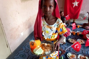 Yemek Dağıtımlarımız devam ediyor bugün Afrika Çad bölgesinde yetim ve yoksul çocuklara yemek dağıtımında bulunduk 