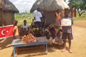 Afrika Uganda yoksul köylerinde ekmek dağıtımı yapıldı 