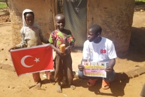 Afrika Uganda yoksul köylerinde ekmek dağıtımı yapıldı 