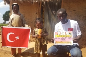 Afrika Uganda yoksul köylerinde ekmek dağıtımı yapıldı 