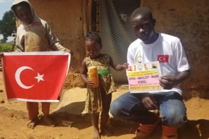 Afrika Uganda yoksul köylerinde ekmek dağıtımı yapıldı 
