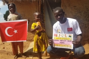 Afrika Uganda yoksul köylerinde ekmek dağıtımı yapıldı 