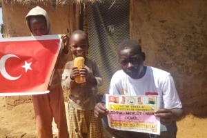 Afrika Uganda yoksul köylerinde ekmek dağıtımı yapıldı 