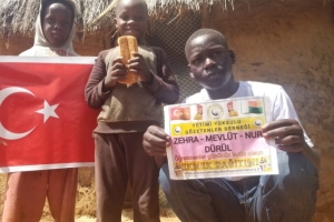 Afrika Uganda yoksul köylerinde ekmek dağıtımı yapıldı 