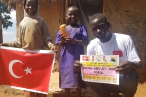 Afrika Uganda yoksul köylerinde ekmek dağıtımı yapıldı 