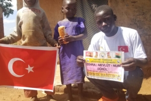 Afrika Uganda yoksul köylerinde ekmek dağıtımı yapıldı 