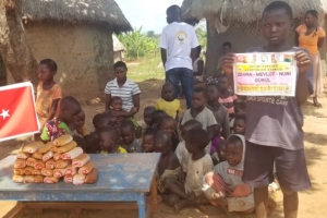Afrika Uganda yoksul köylerinde ekmek dağıtımı yapıldı 