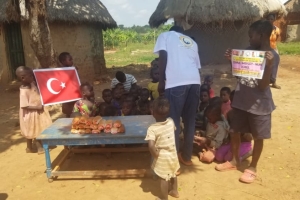 Afrika Uganda yoksul köylerinde ekmek dağıtımı yapıldı 