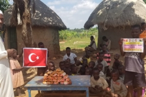Afrika Uganda yoksul köylerinde ekmek dağıtımı yapıldı 