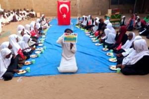 Afrika Çad yemek dağıtımlarımız devam ediyor Yetimi yoksulu gozetenler derneği 