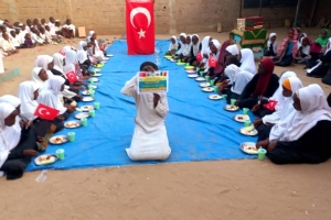 Afrika Çad yemek dağıtımlarımız devam ediyor Yetimi yoksulu gozetenler derneği 
