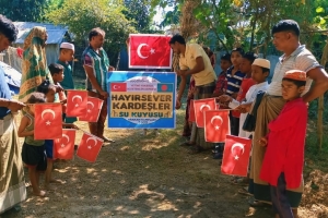Bangladeş'in yoksul köyünde hayırsever kardeşler su kuyusu temel atma ve sondaj işlemleri yapıldıı