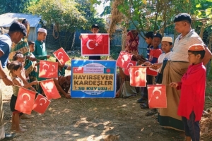 Bangladeş'in yoksul köyünde hayırsever kardeşler su kuyusu temel atma ve sondaj işlemleri yapıldıı