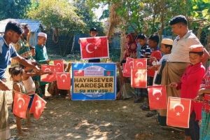Bangladeş'in yoksul köyünde hayırsever kardeşler su kuyusu temel atma ve sondaj işlemleri yapıldıı