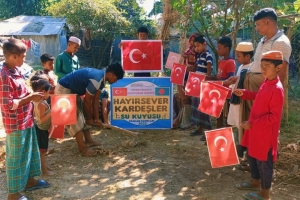 Bangladeş'in yoksul köyünde hayırsever kardeşler su kuyusu temel atma ve sondaj işlemleri yapıldıı