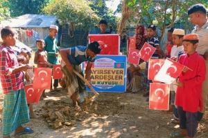 Bangladeş'in yoksul köyünde hayırsever kardeşler su kuyusu temel atma ve sondaj işlemleri yapıldıı