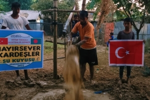 Bangladeş'in yoksul köyünde hayırsever kardeşler su kuyusu temel atma ve sondaj işlemleri yapıldıı