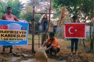 Bangladeş'in yoksul köyünde hayırsever kardeşler su kuyusu temel atma ve sondaj işlemleri yapıldıı